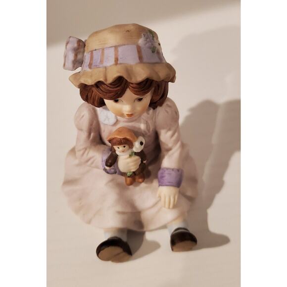 Giordano Art Victoria figurine H3804 Heirloom Tradition 3 Inches Tall - Picture 6 of 7